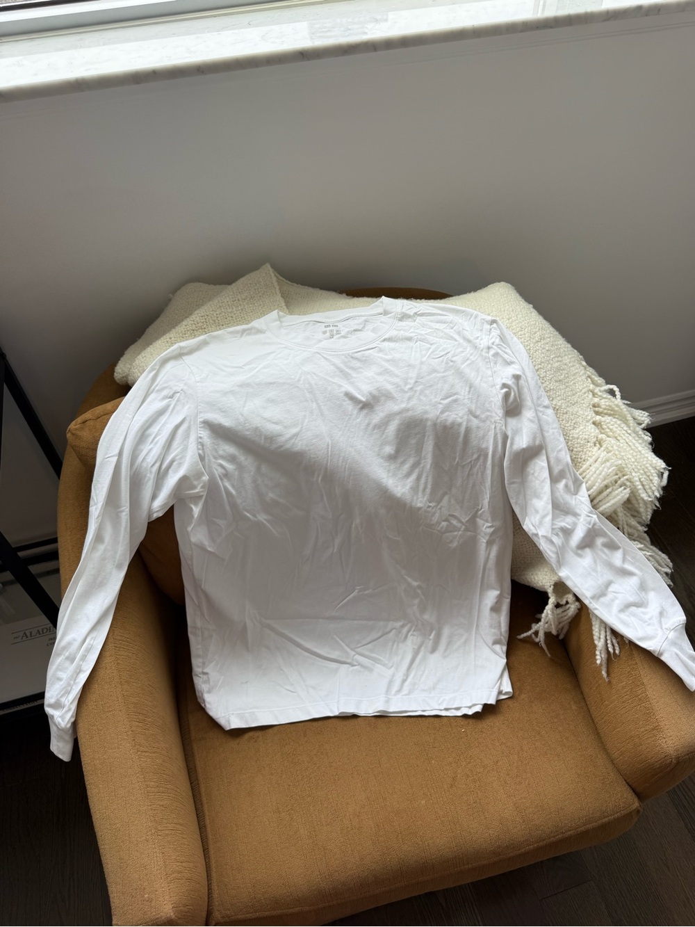 Men’s Uniqlo White Crewneck Long-Sleeve Tee